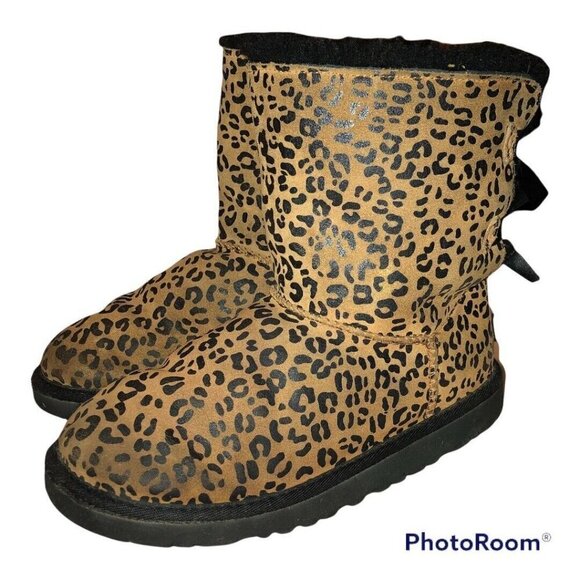 UGG Bailey Bow Womens Leopard/Cheetah Print Shearling Lined Boots Size 4 - Picture 3 of 9